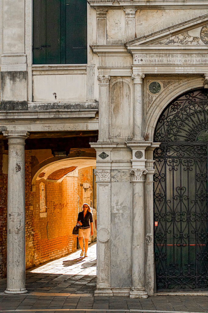 Nainen porttikongissa