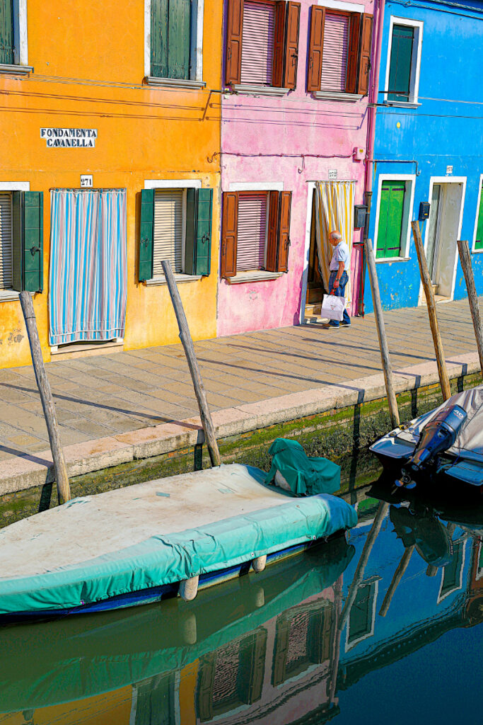 Vanha mies menee sisälle